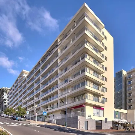 Blue Sky With Pool By Madeira Apartamento